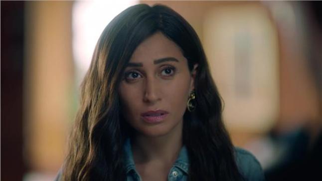 شخص يراقب رقية ضمن أحداث الحلقة 14 من مسلسل لعبة النسيان