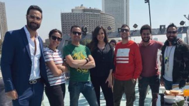 صورة جديدة للفنانين ياسمين عبد العزيز وكريم فهمي وسط فريق عمل المسلسل